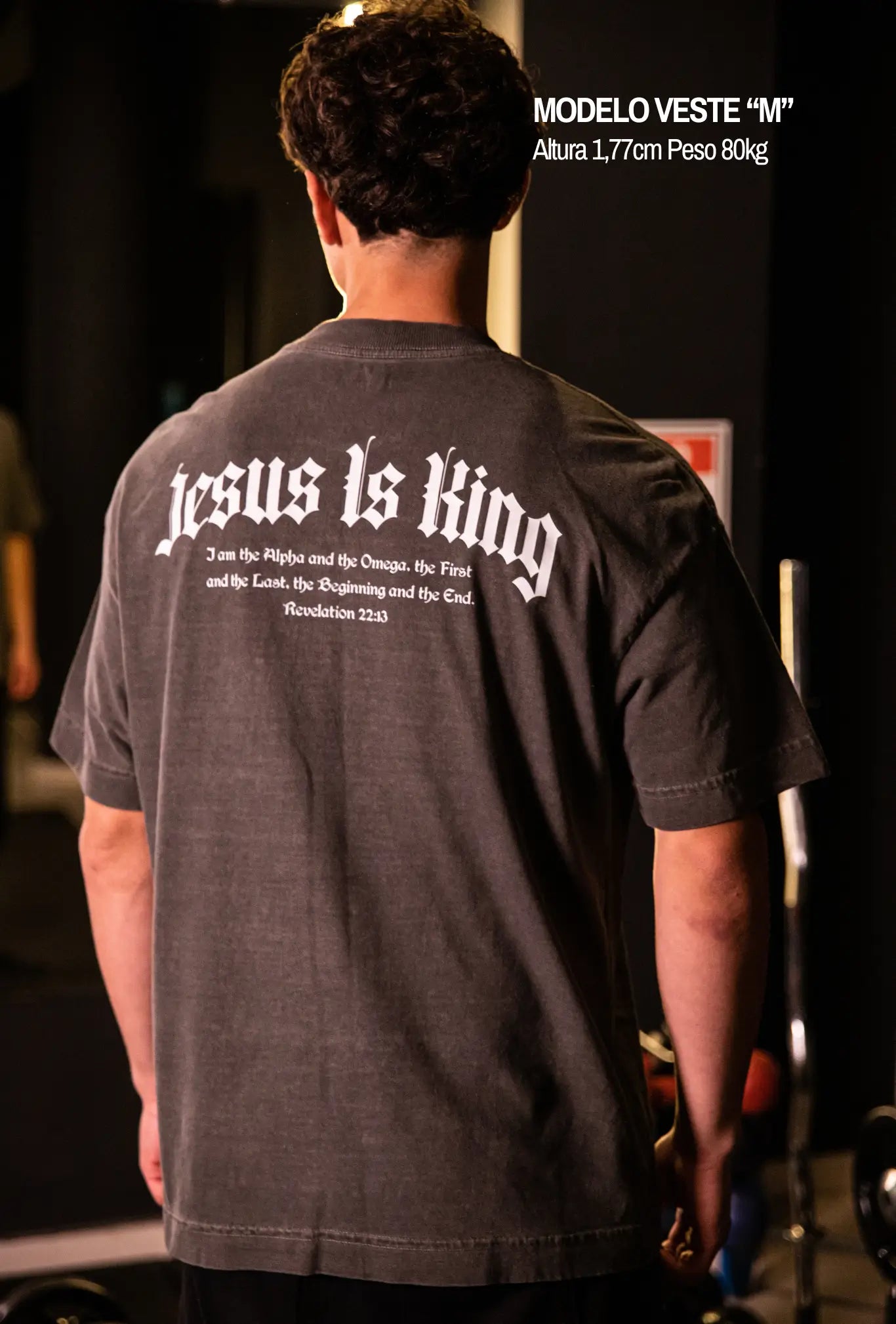 Camiseta estonada Oversized Premium Jesus Is King GLORYFIT cor chumbo vista pelas costas