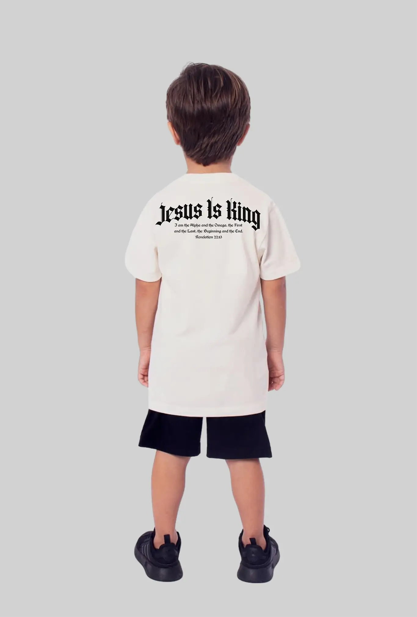 Camiseta infantil Jesus Is King branca vista pelas costas