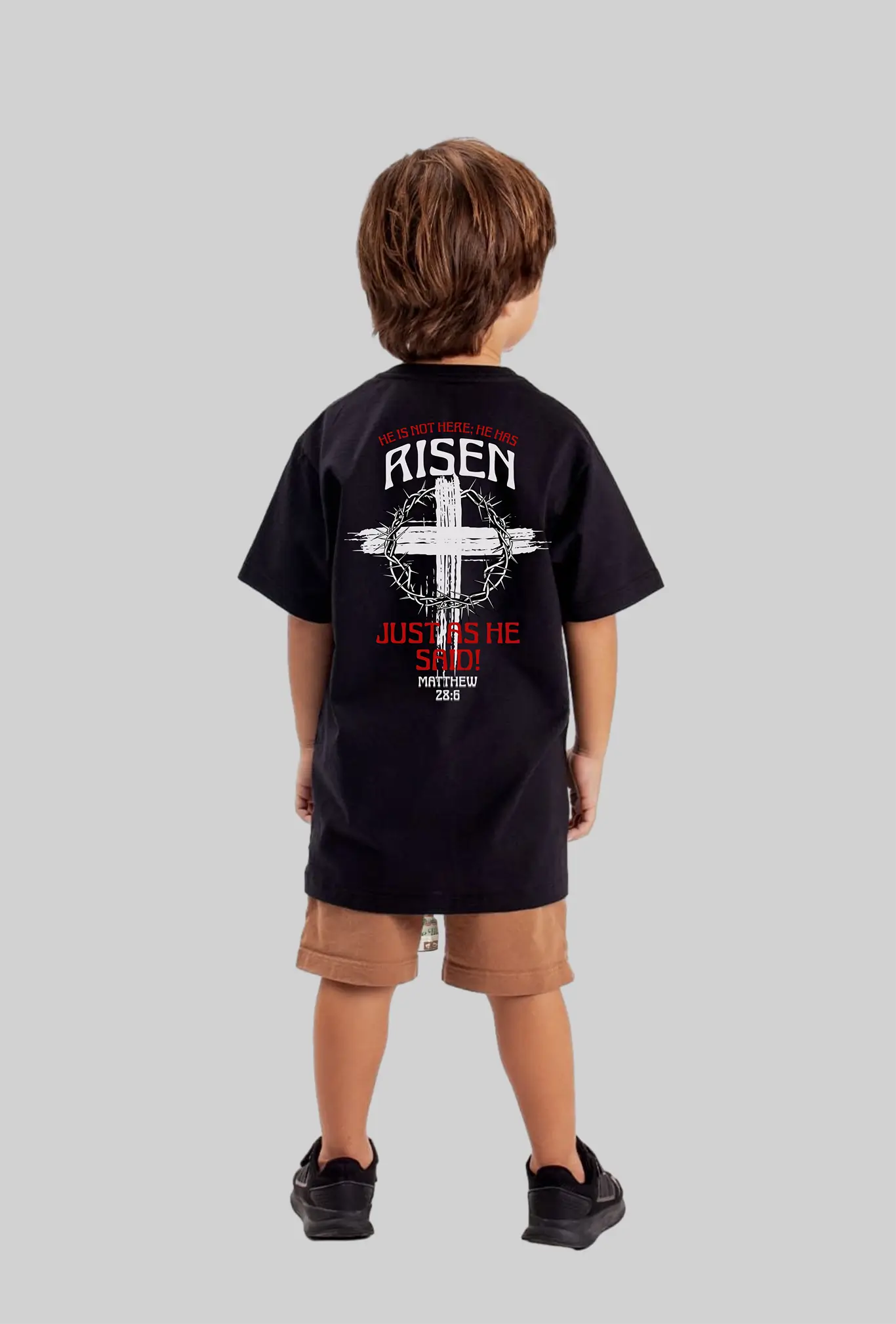Camiseta infantil Risen preta vista pelas costas