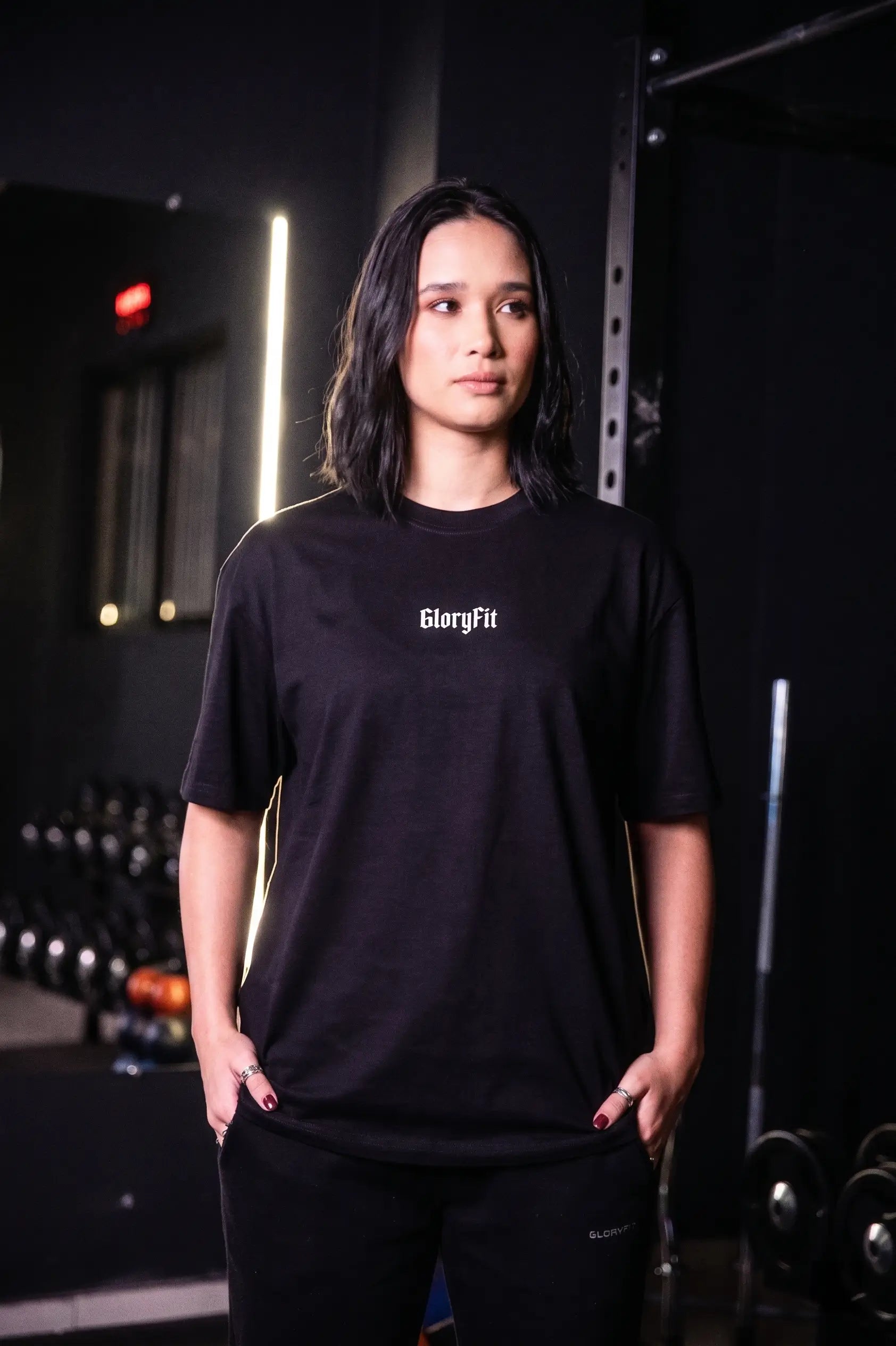 Modelo usando camiseta oversized preta GLORYFIT vista de frente