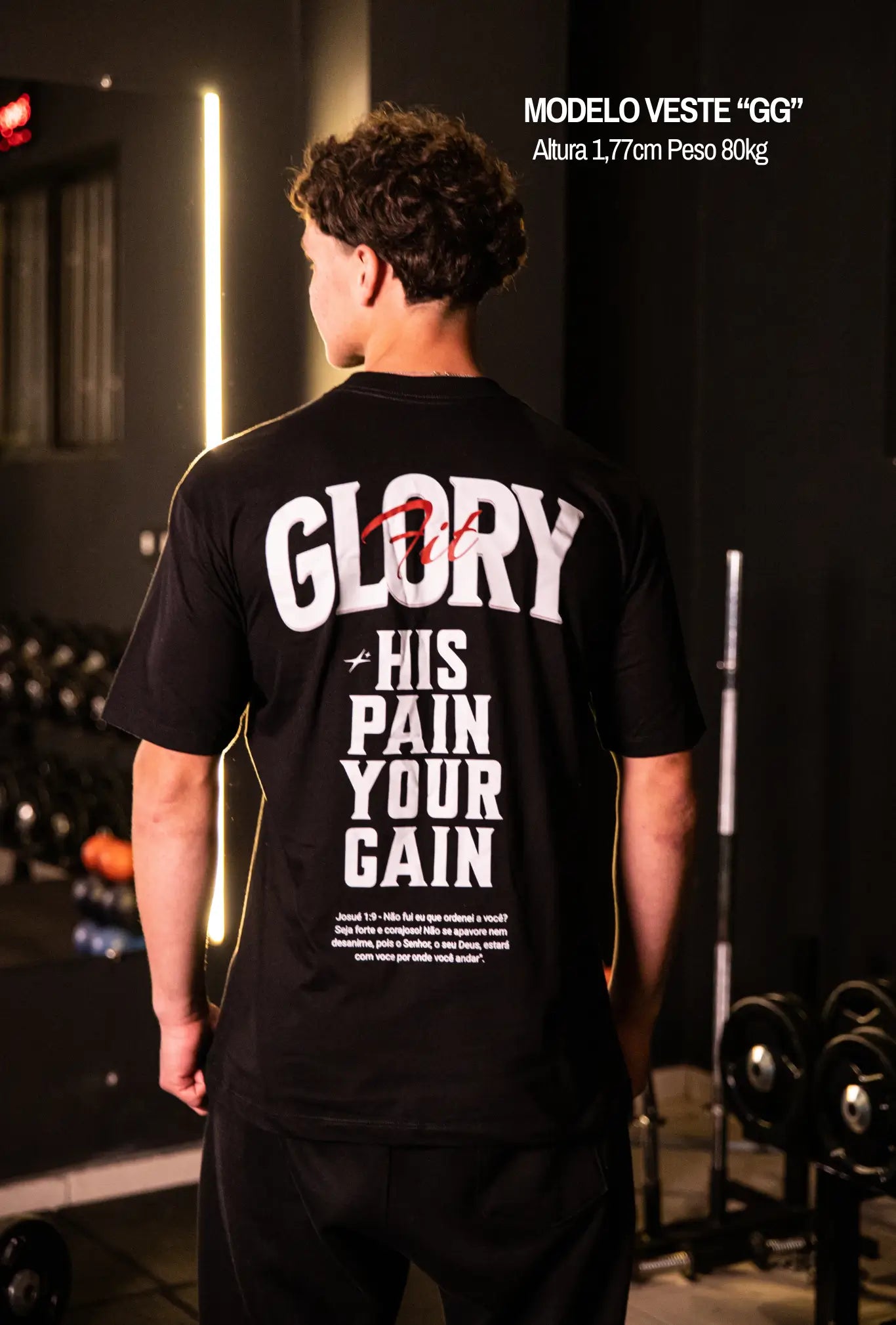 Camiseta oversized His Pain Your Gain GLORYFIT preta vista traseira em ambiente de academia