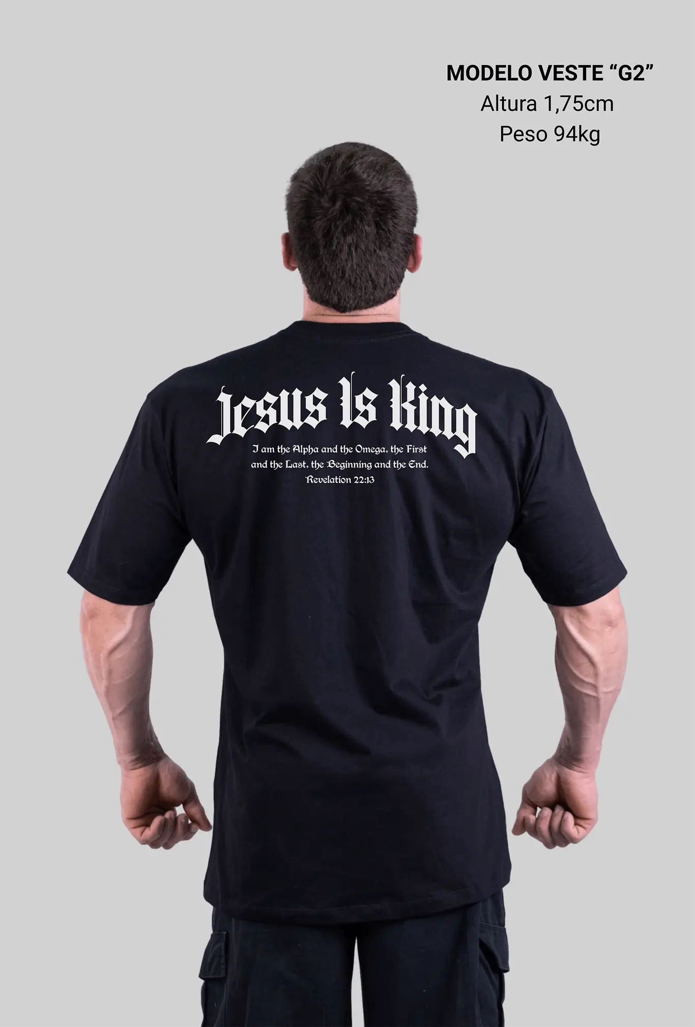 Camiseta oversized Jesus Is King GLORYFIT preta vista traseira com modelo em fundo cinza