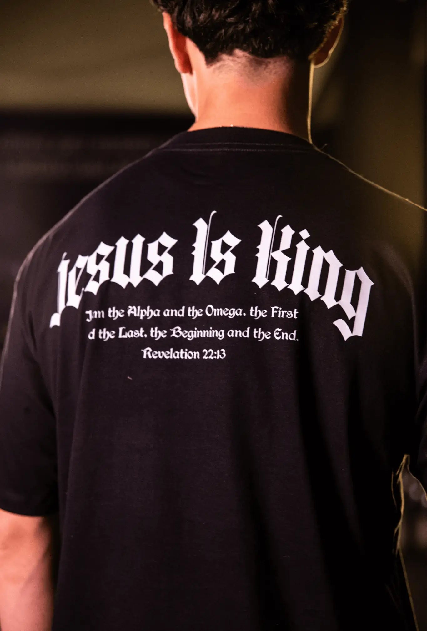 Detalhe da estampa traseira da camiseta oversized Jesus Is King GLORYFIT preta