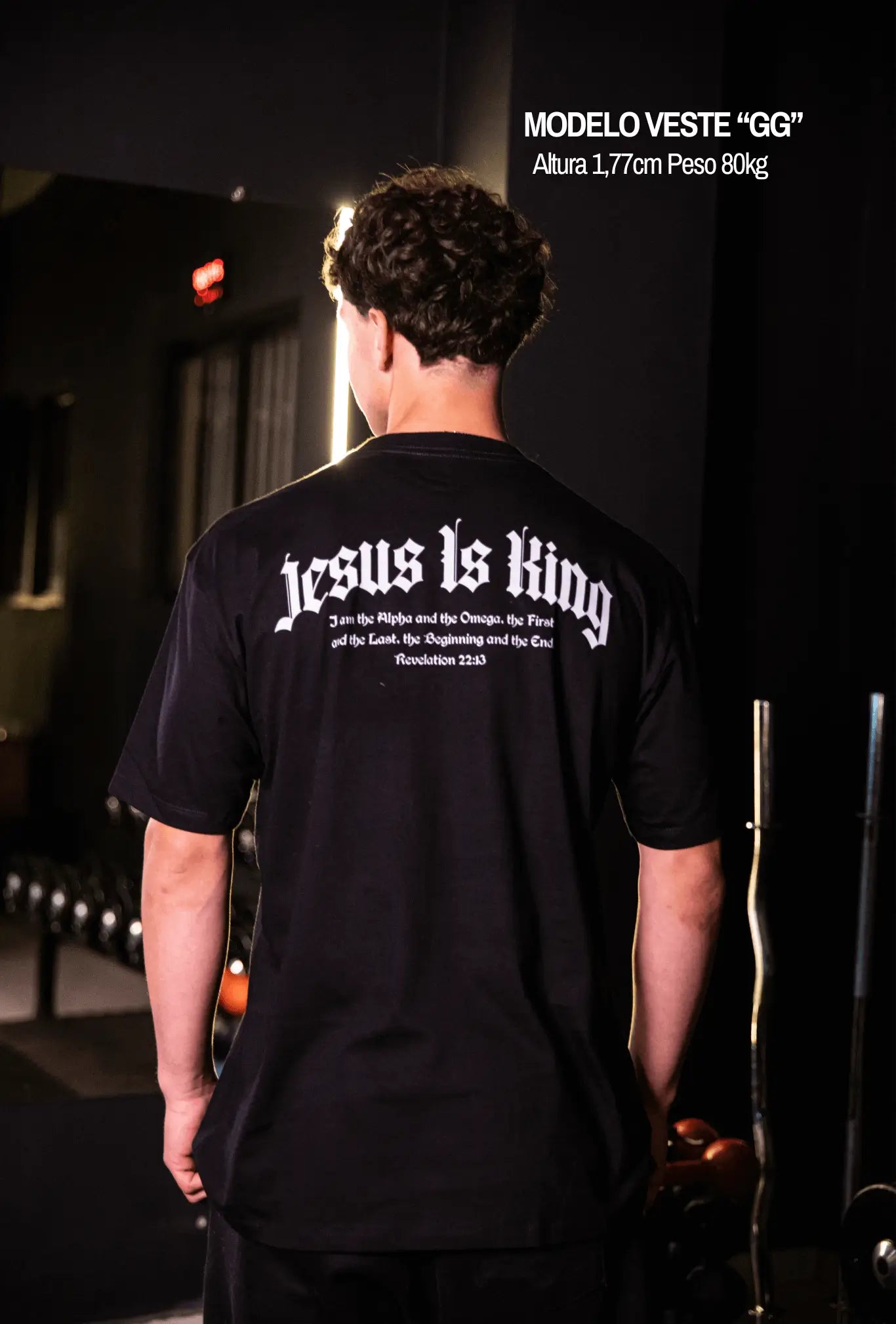 Camiseta oversized Jesus Is King GLORYFIT preta vista traseira na academia