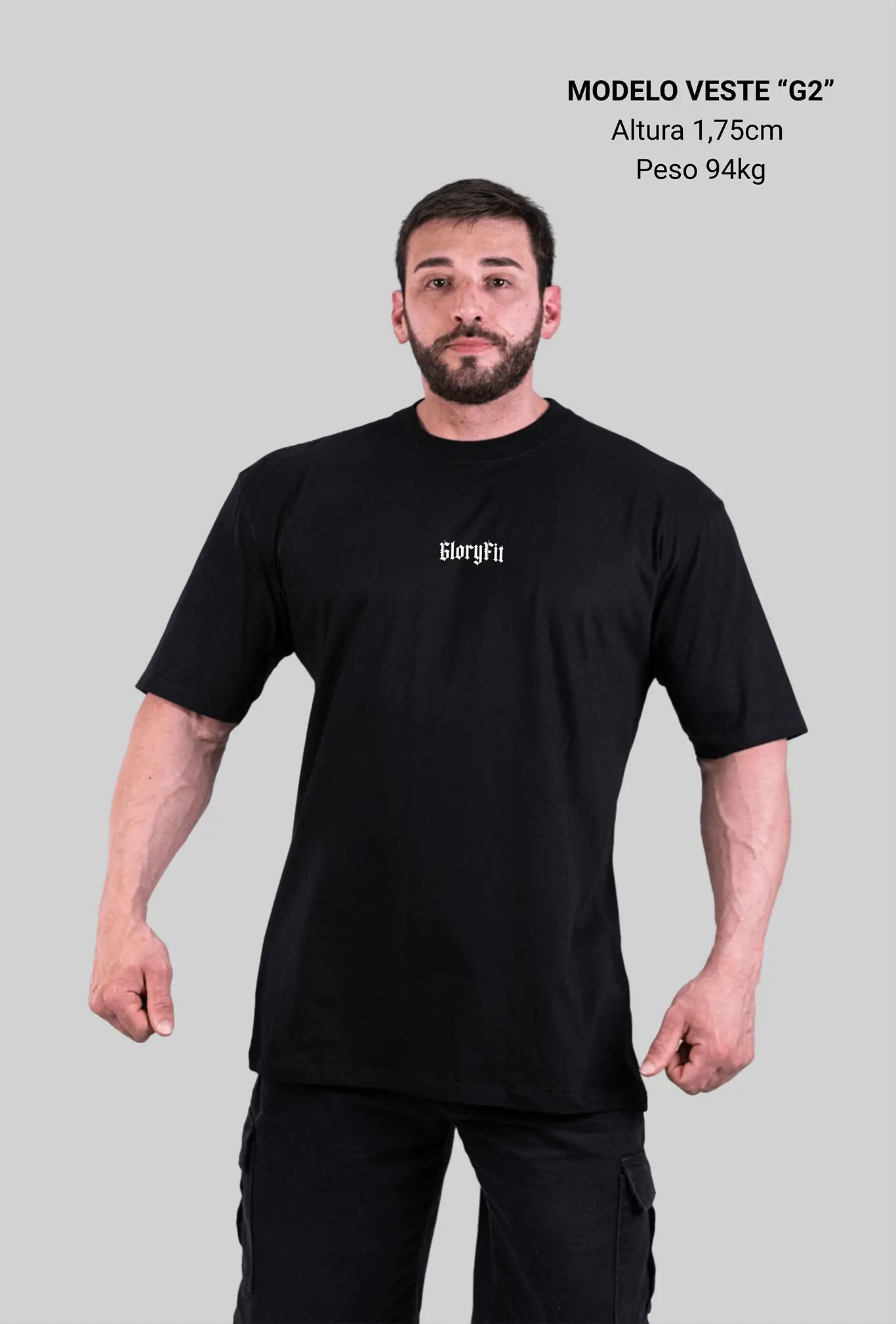 Camiseta oversized Jesus Is King GLORYFIT preta vista frontal com modelo em fundo cinza