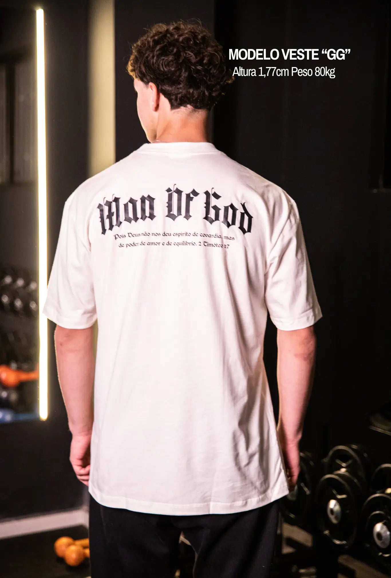 Camiseta oversized Man Of God GLORYFIT off white vista traseira em ambiente de academia
