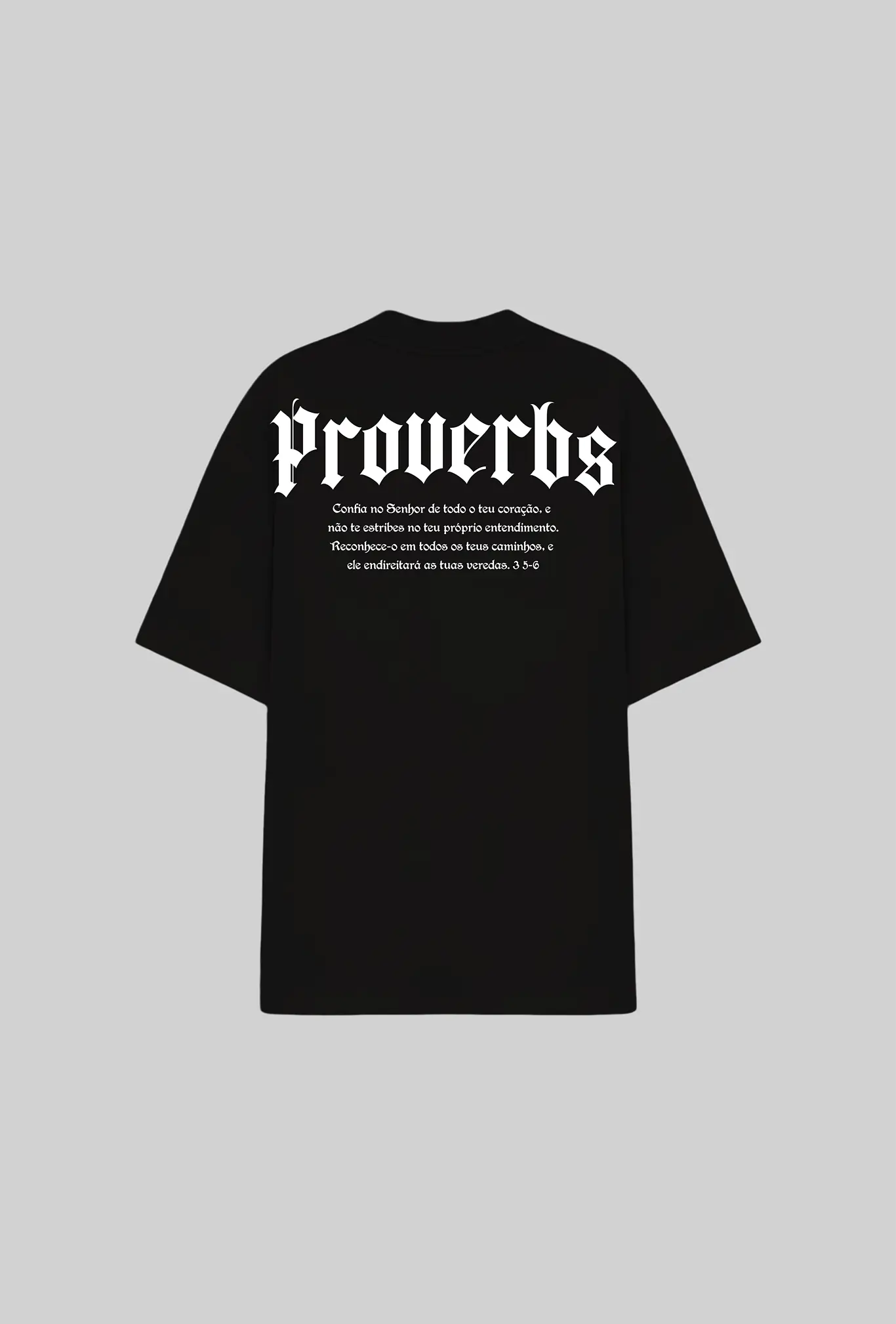 Camiseta oversized Proverbs GLORYFIT preta vista traseira em mockup com fundo cinza