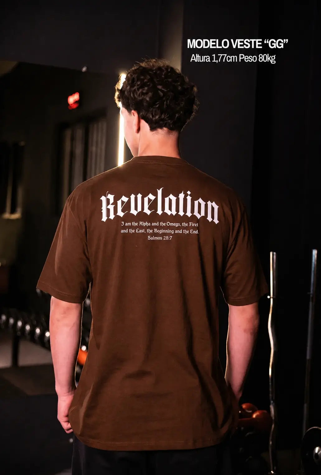 Modelo usando camiseta oversized marrom Revelation com estampa cristã nas costas