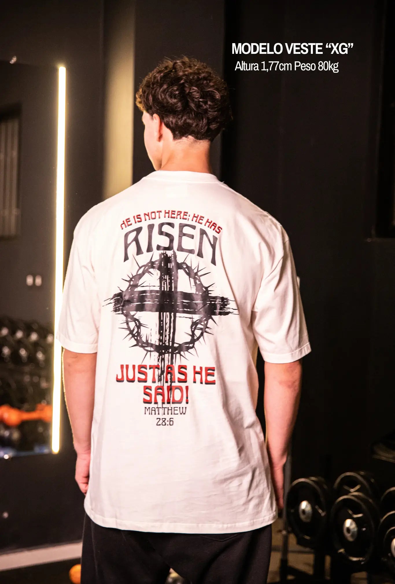 Camiseta oversized Risen GLORYFIT off white vista traseira em ambiente de academia