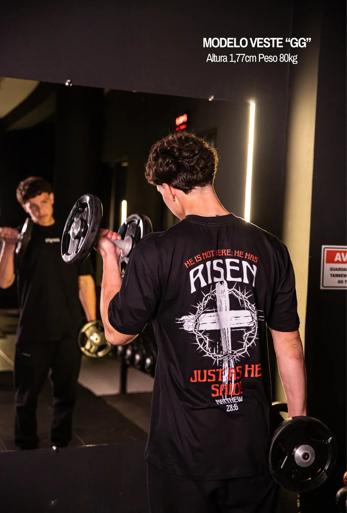 Camiseta oversized Risen GLORYFIT preta vista traseira com espelho em academia