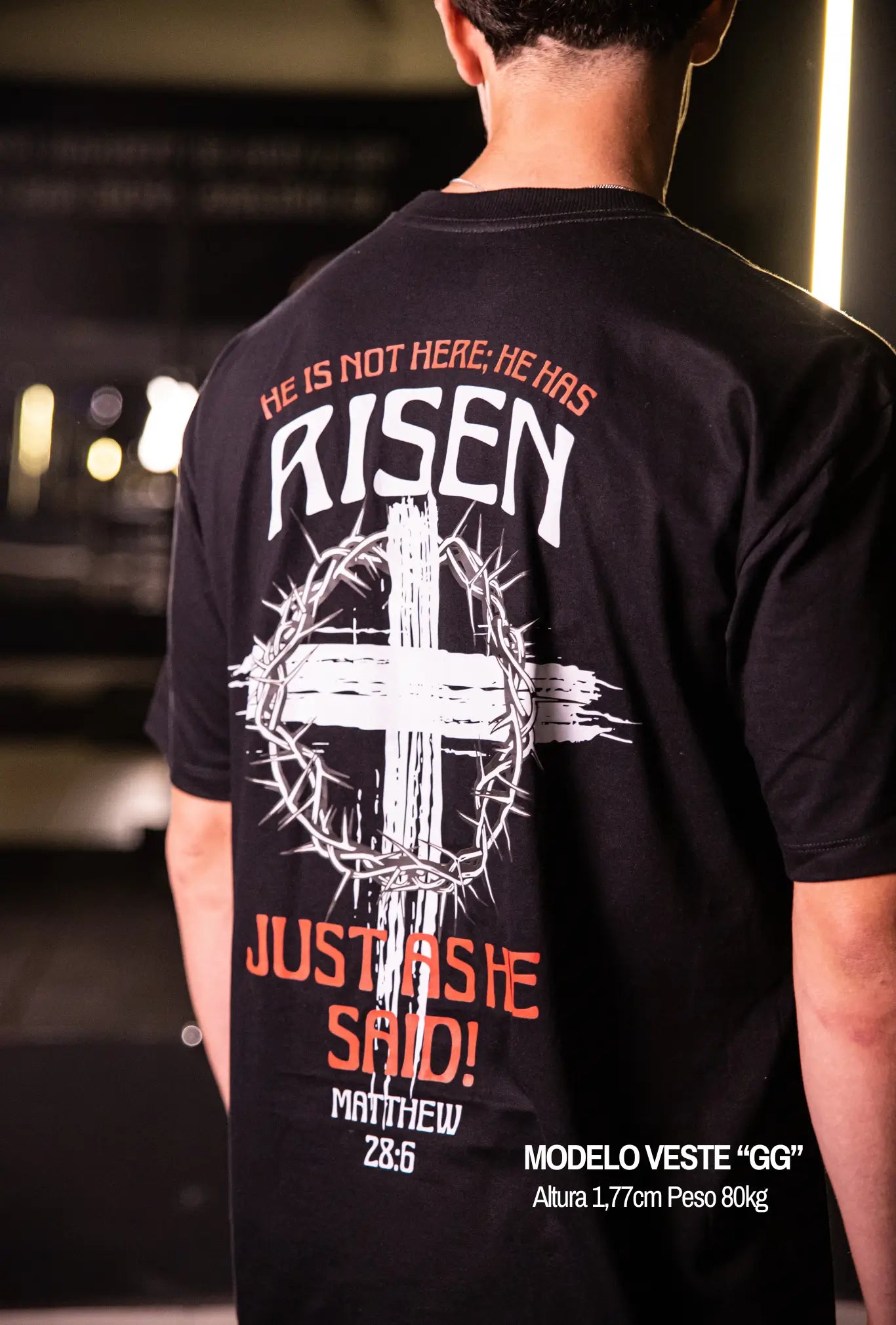 Camiseta oversized Risen GLORYFIT preta vista lateral com detalhe da estampa em academia