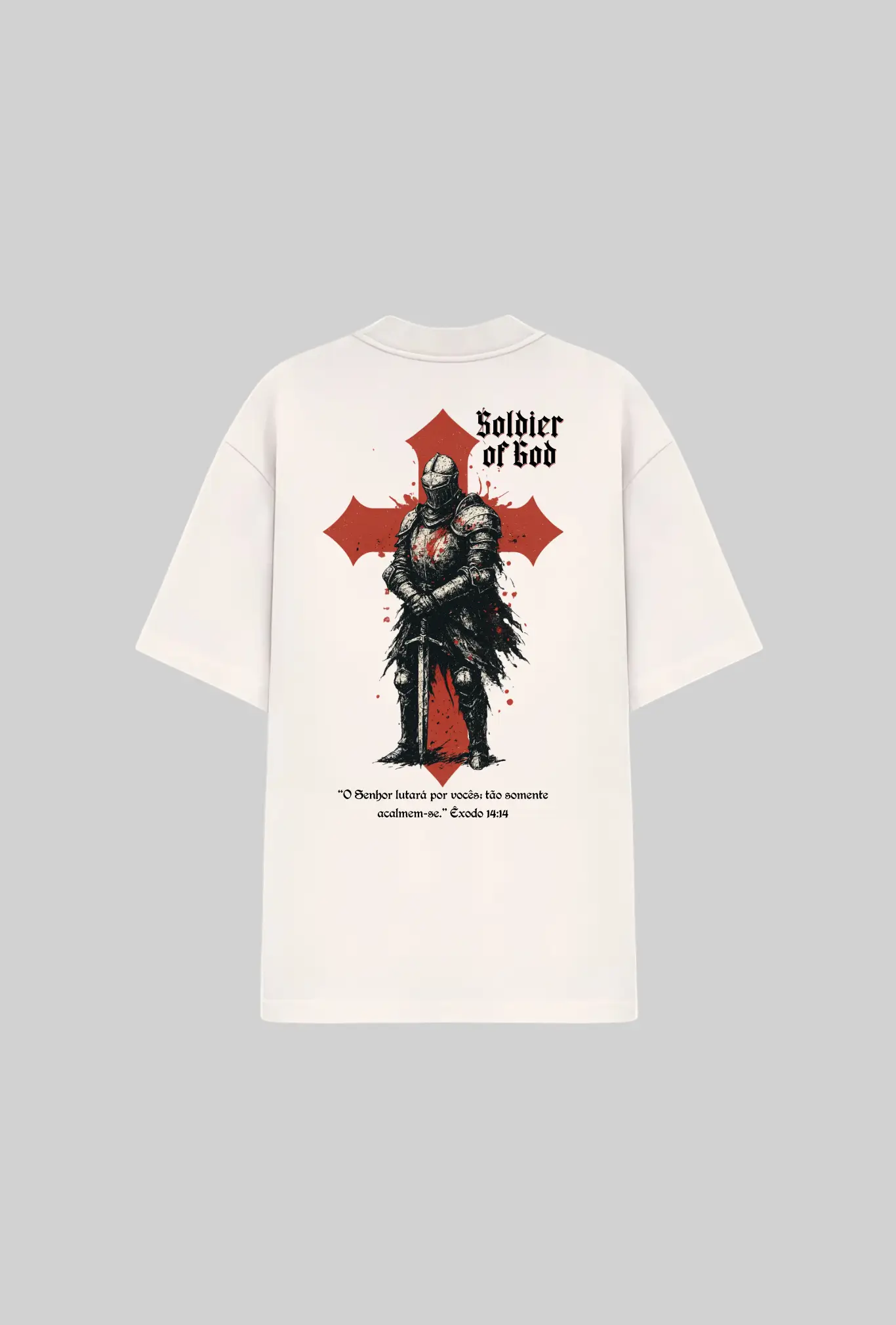 Camiseta oversized Soldier of God GLORYFIT off white vista traseira com fundo cinza