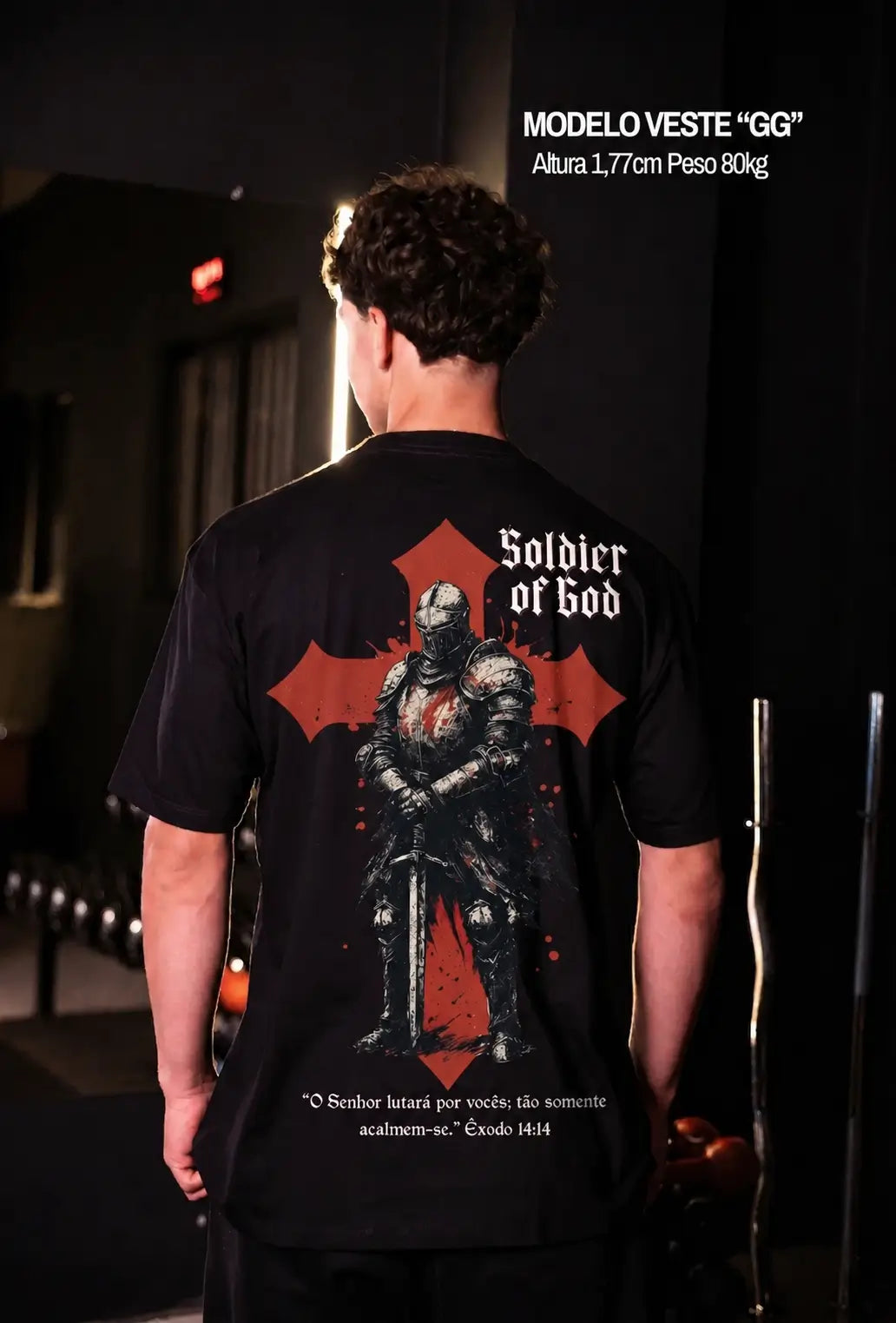 Modelo usando camiseta oversized preta Soldier of God com estampa de soldado nas costas