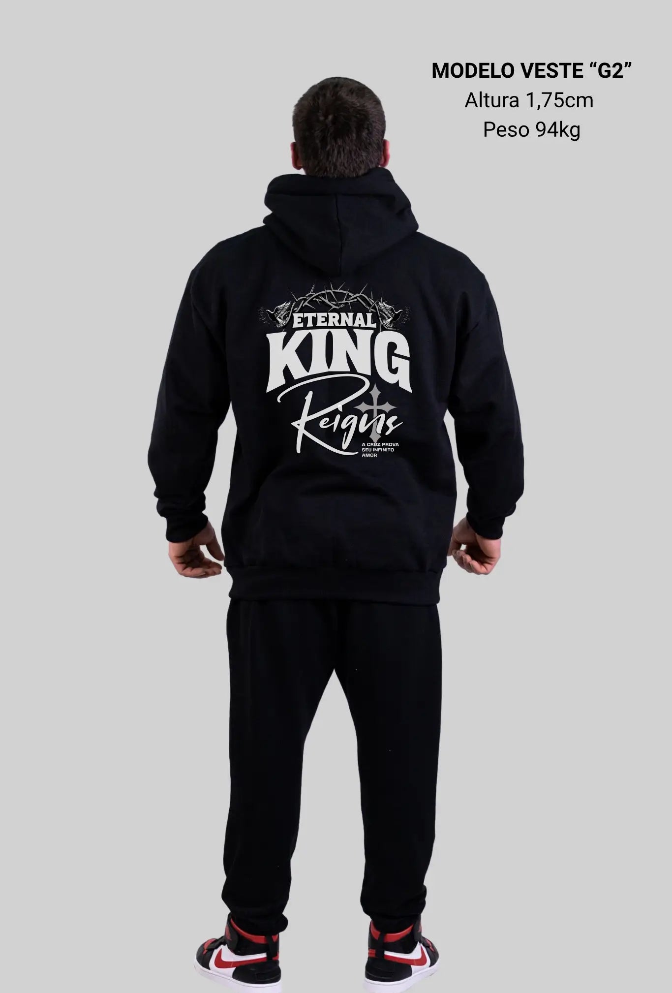 Modelo vestindo moletom preto Eternal King GLORYFIT visto pelas costas