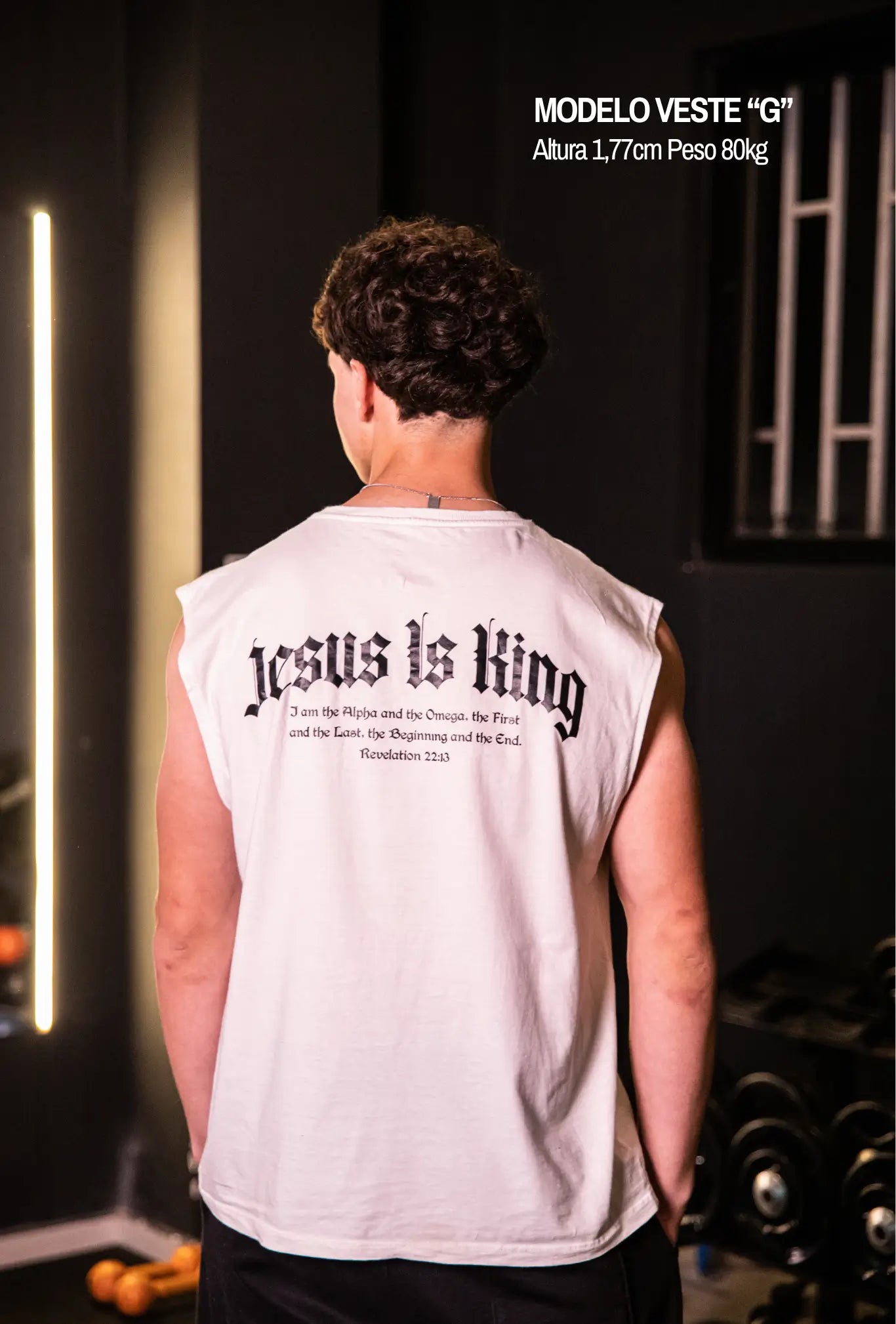 Regata Machão Jesus Is King off white GLORYFIT vista pelas costas no modelo