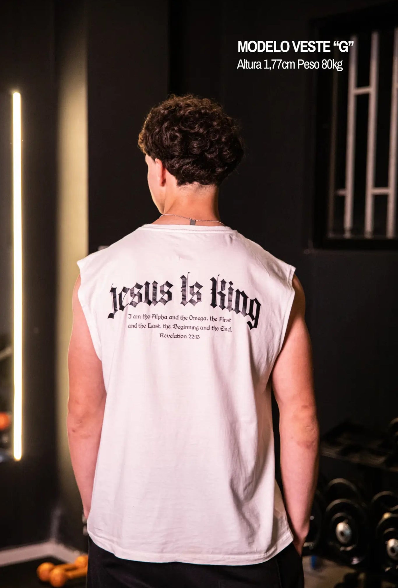 Regata Machão Jesus Is King off white GLORYFIT vista pelas costas no modelo