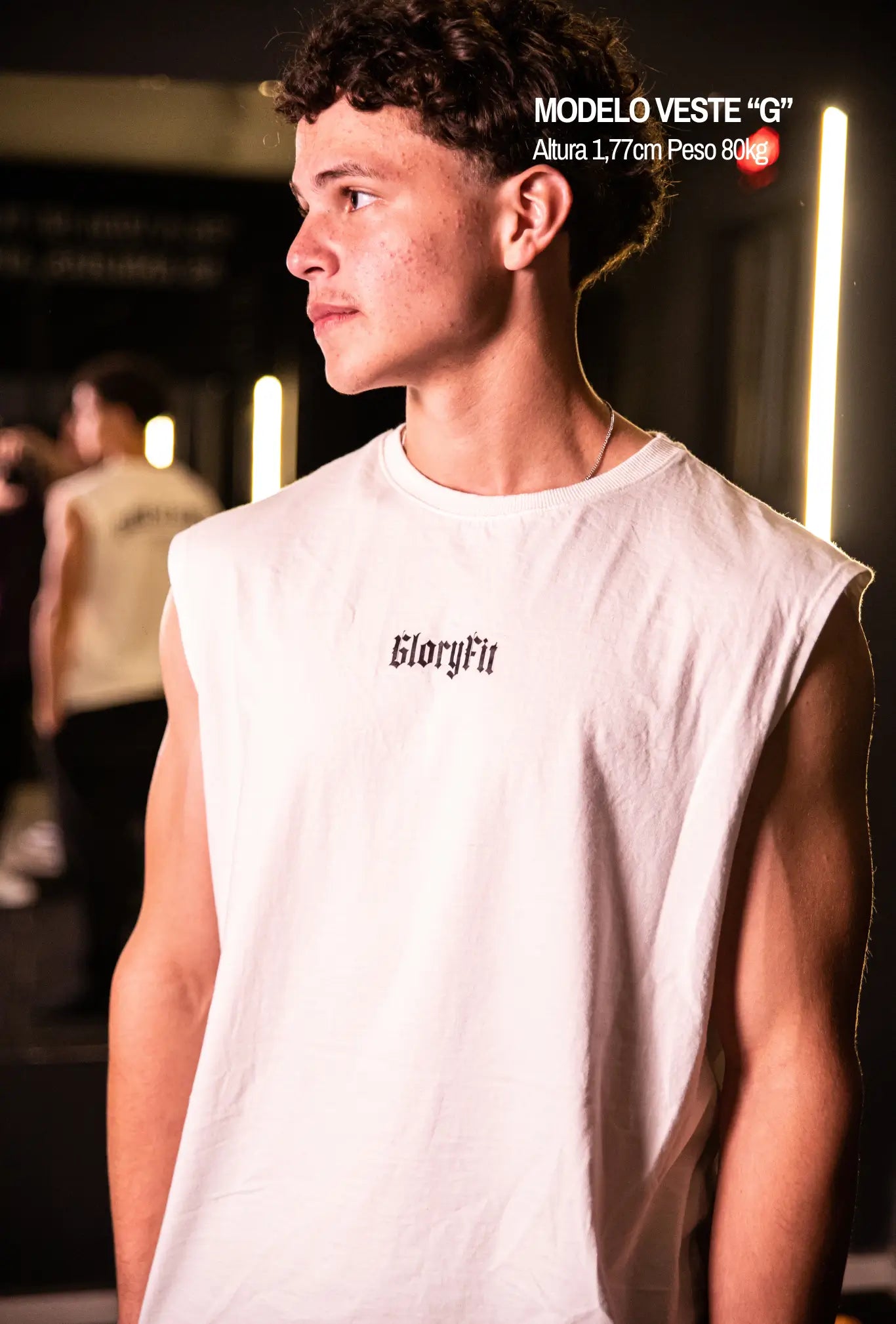 Regata Machão Jesus Is King off white GLORYFIT vista de frente no modelo