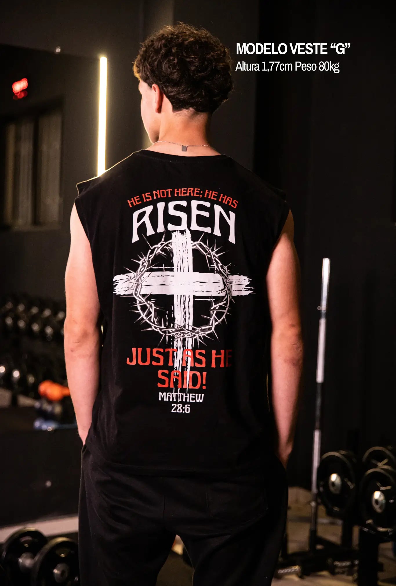 Regata Machão Risen preta GLORYFIT vista pelas costas no modelo