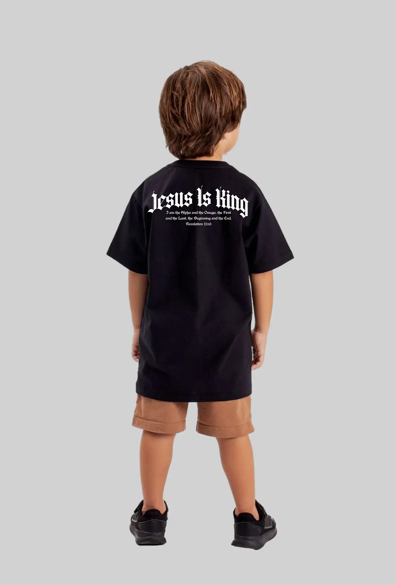 Camiseta infantil Jesus Is King preta vista pelas costas