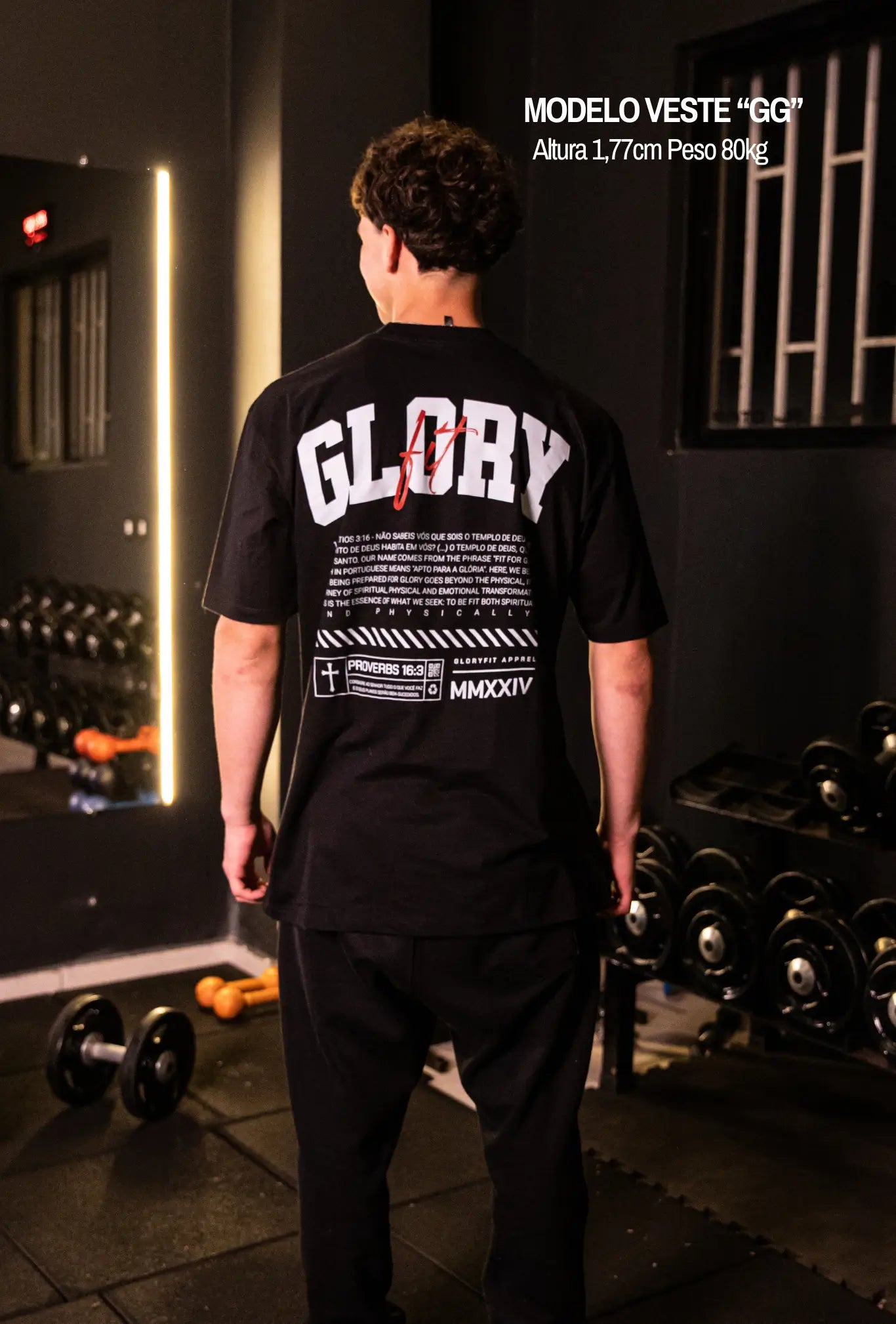 Camiseta oversized 1 Coríntios GLORYFIT preta vista traseira em ambiente de academia