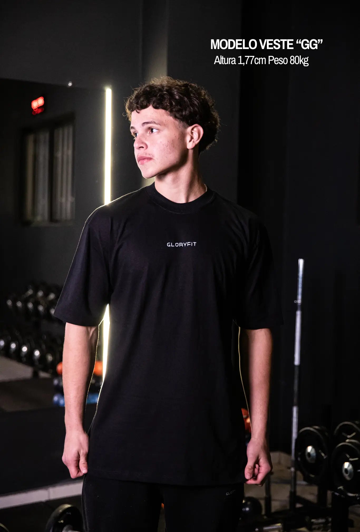 Camiseta oversized 1 Coríntios GLORYFIT preta vista frontal em ambiente de academia