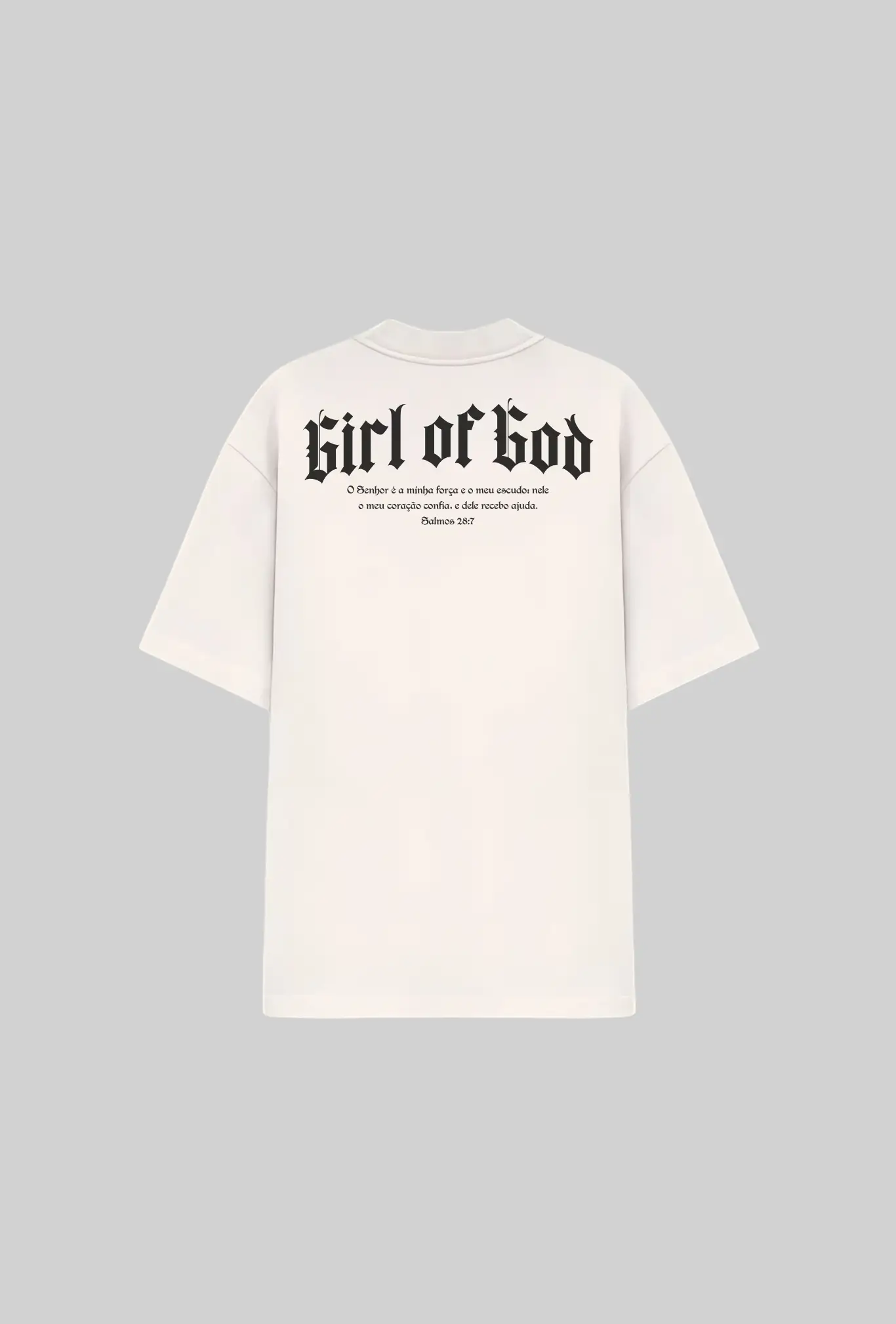 Camiseta oversized Girl of God GLORYFIT off white vista traseira com fundo cinza