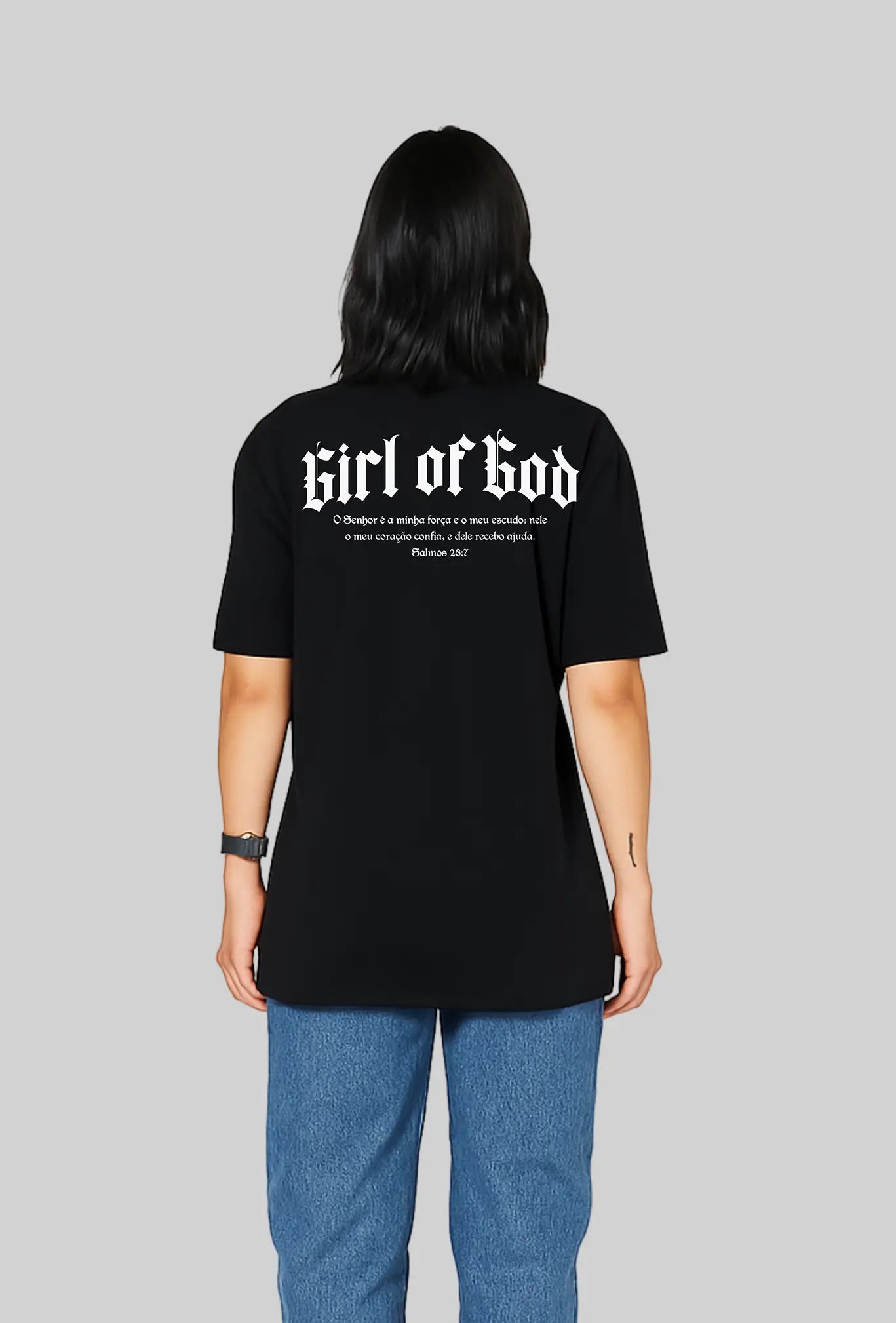 Camiseta oversized Girl of God GLORYFIT preta vista traseira em mockup com modelo