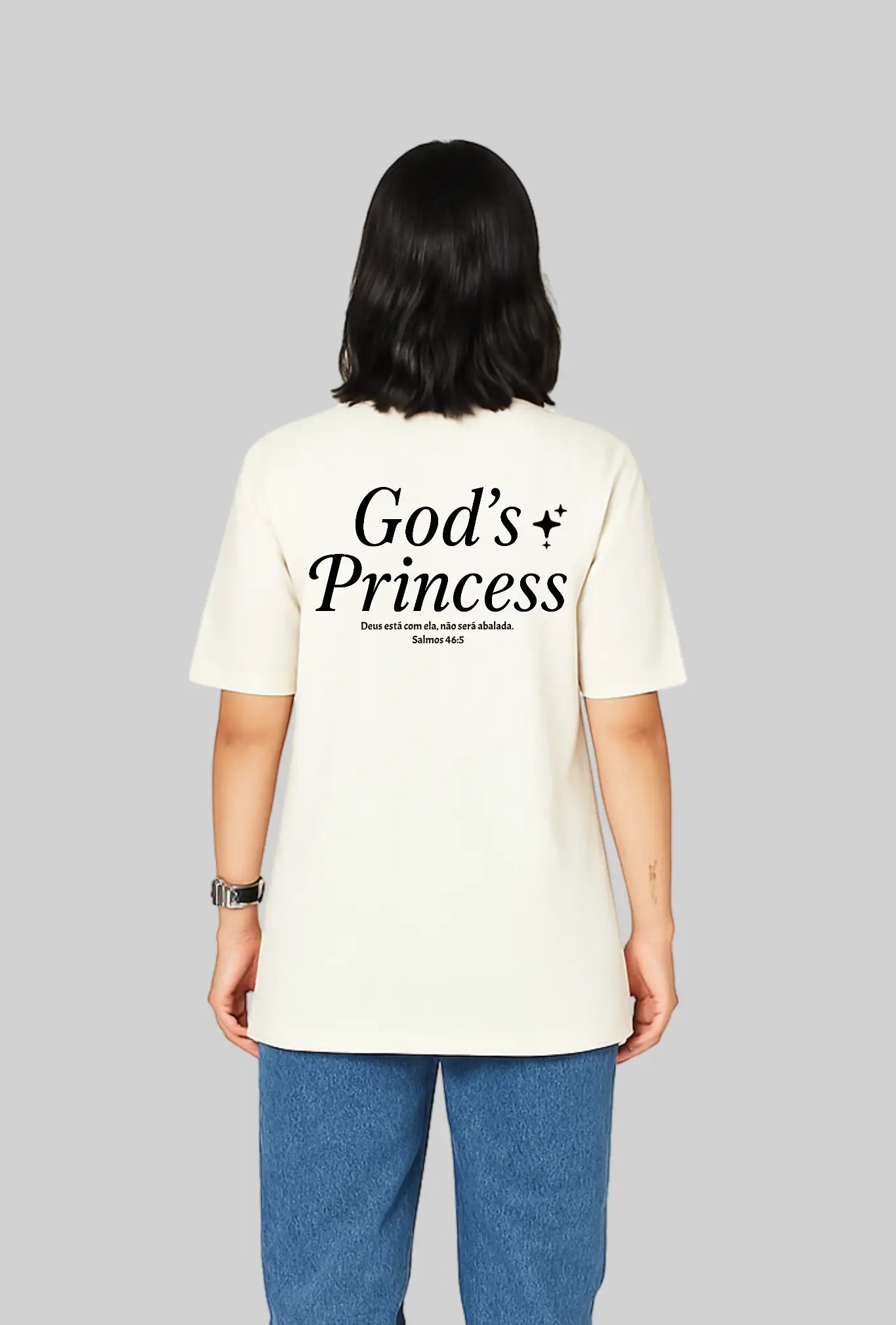 Camiseta oversized God’s Princess GLORYFIT off white vista traseira com modelo