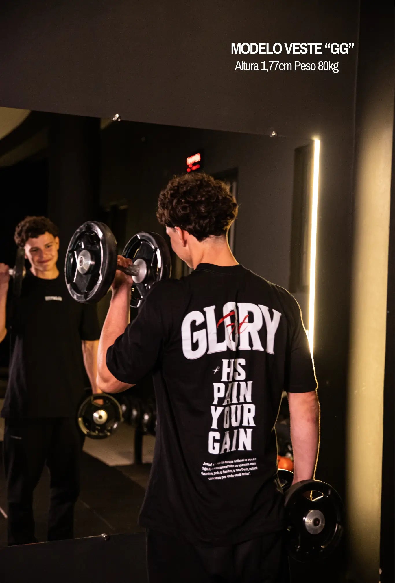 Camiseta oversized His Pain Your Gain GLORYFIT preta vista traseira com espelho em academia