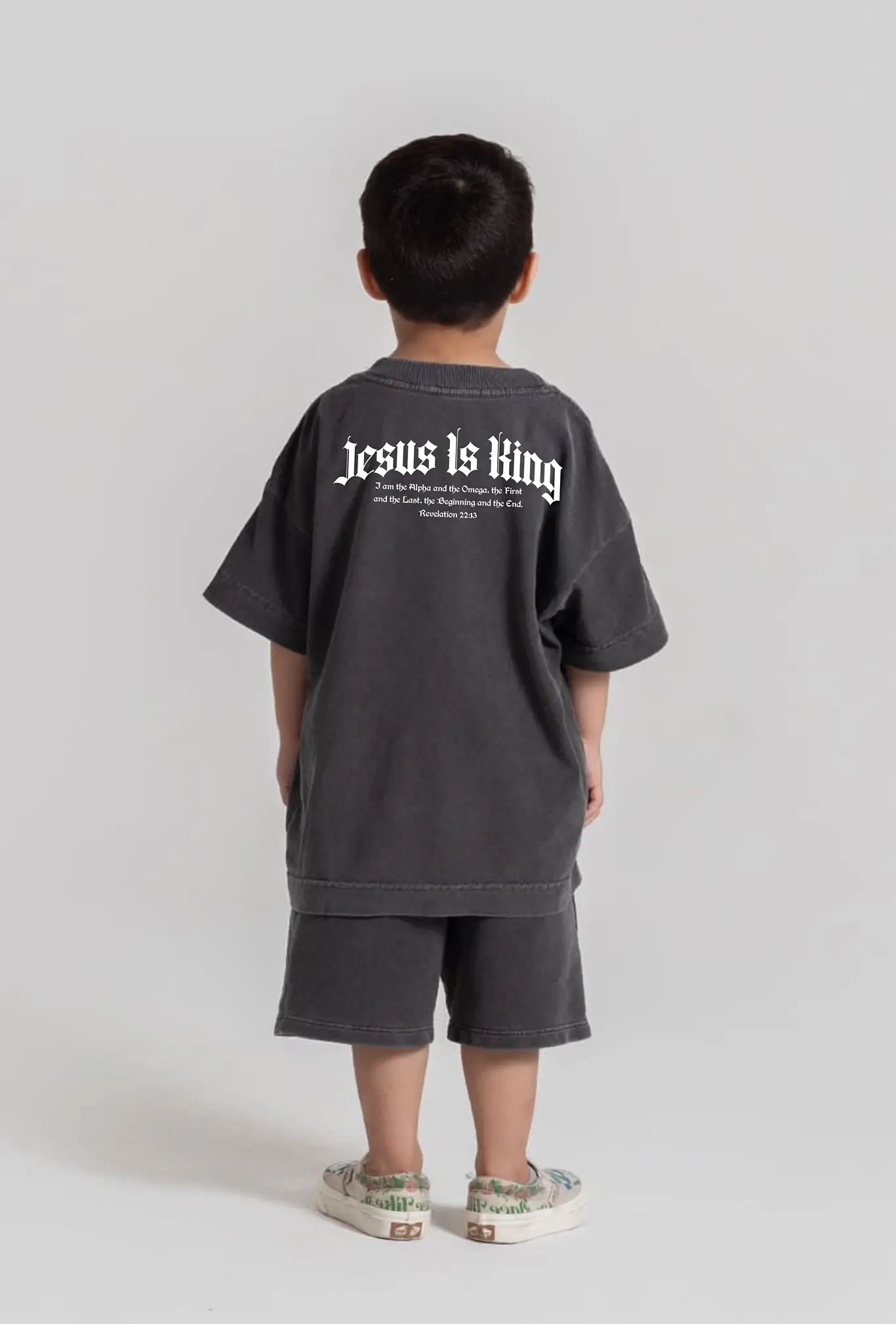 Camiseta oversized infantil Jesus is King preta vista pelas costas