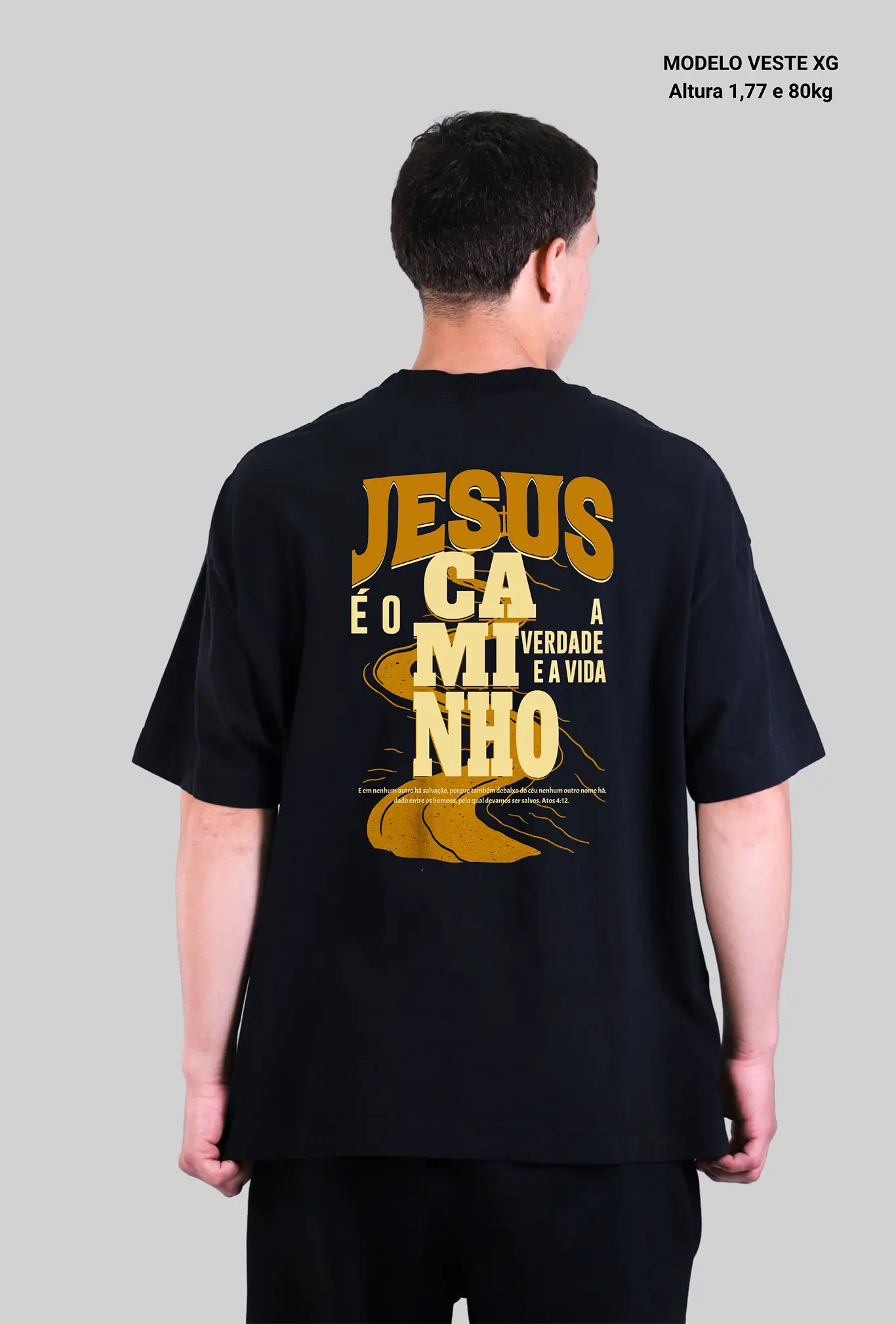 Camiseta oversized Jesus é o Caminho GLORYFIT preta vista traseira com modelo
