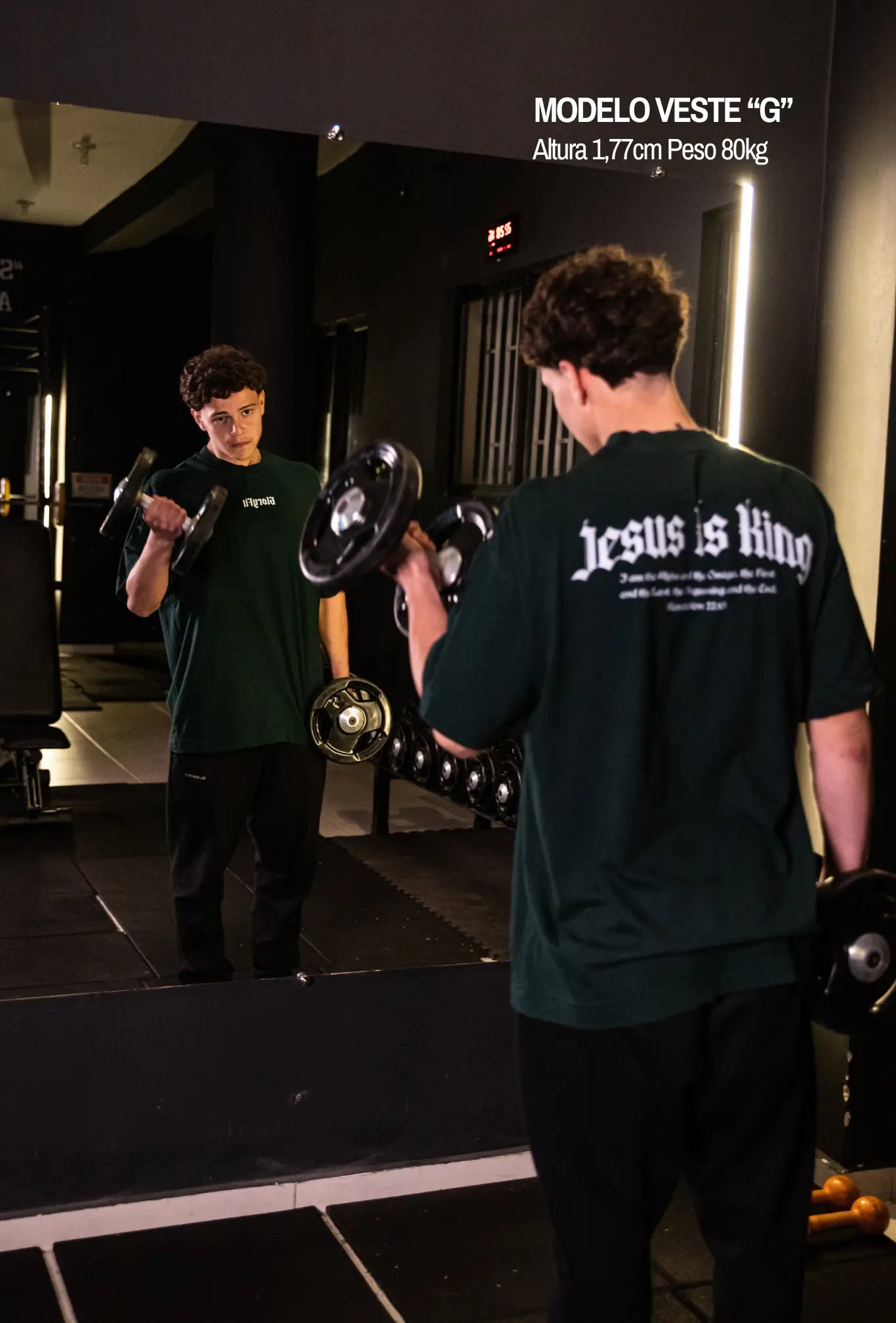 Camiseta Oversized Premium Jesus Is King GLORYFIT verde com estampa nas costas em foto na academia