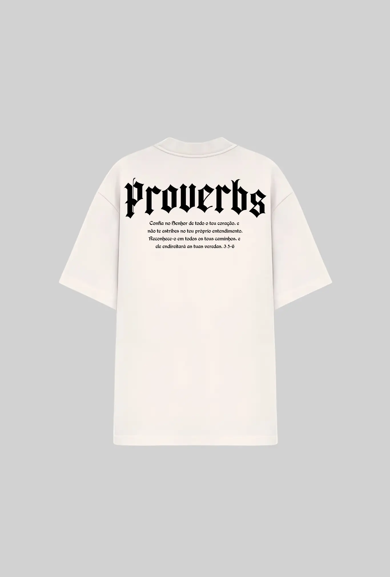 Camiseta oversized Proverbs GLORYFIT off white vista traseira com fundo cinza