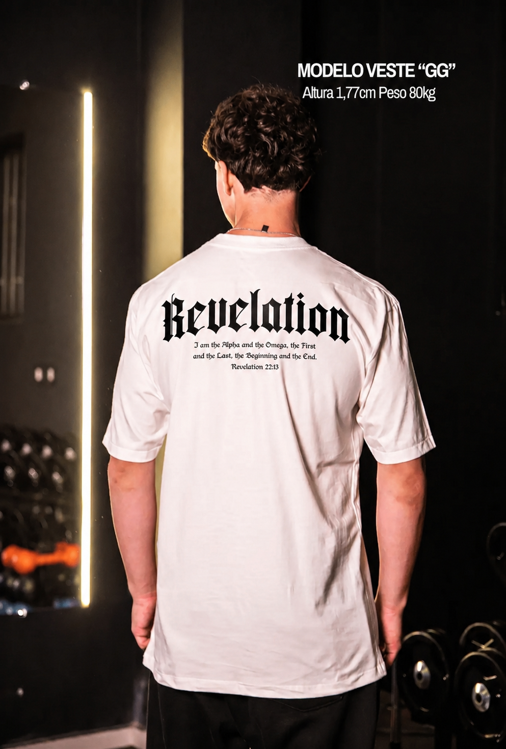 Modelo usando camiseta oversized branca Revelation com estampa cristã nas costas