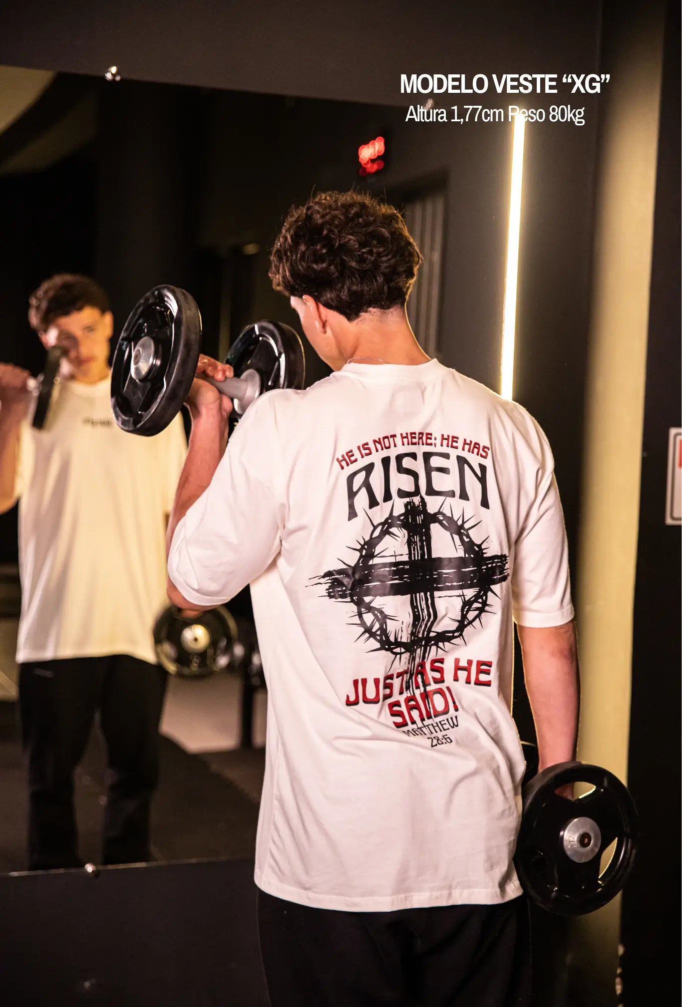 Camiseta oversized Risen GLORYFIT off white vista traseira com espelho em academia