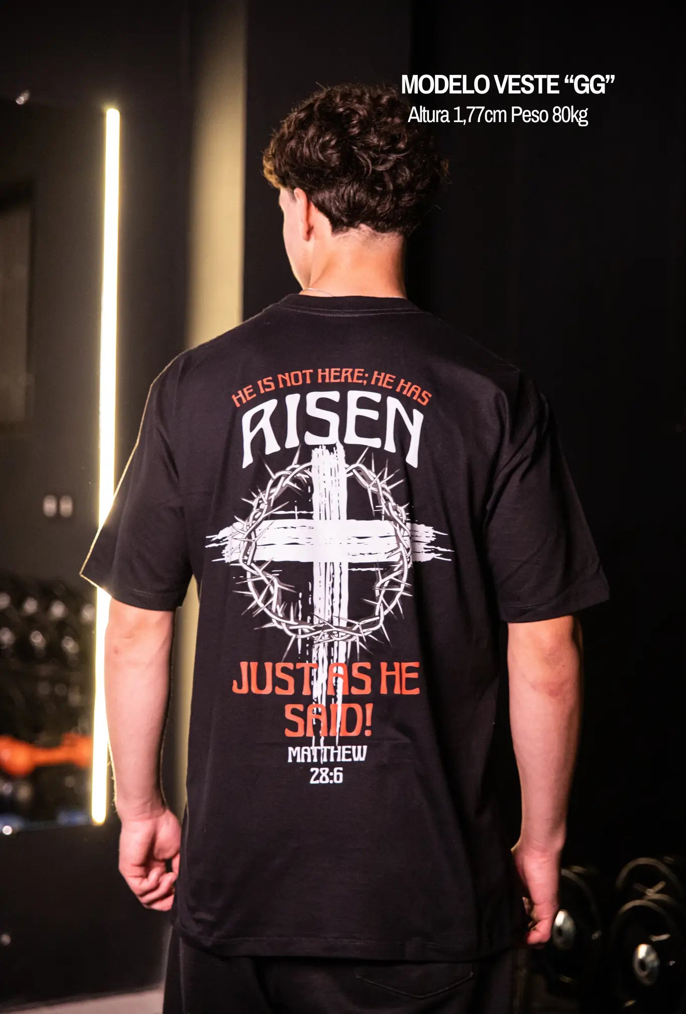 Camiseta oversized Risen GLORYFIT preta vista traseira em ambiente de academia