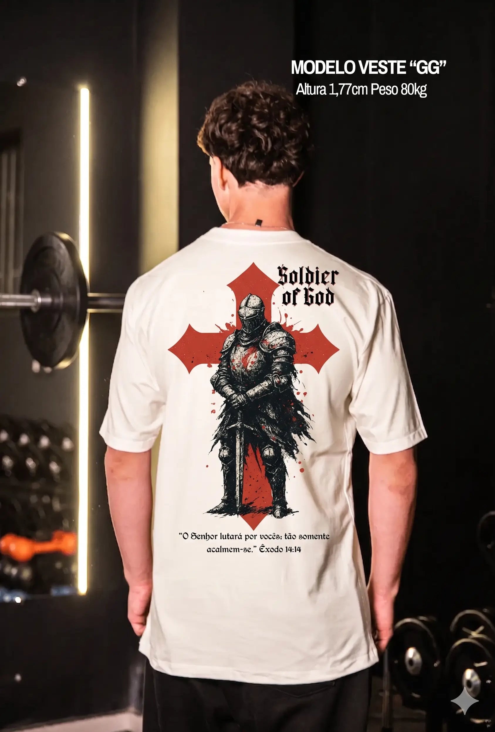 Modelo usando camiseta oversized branca Soldier of God com estampa de soldado nas costas