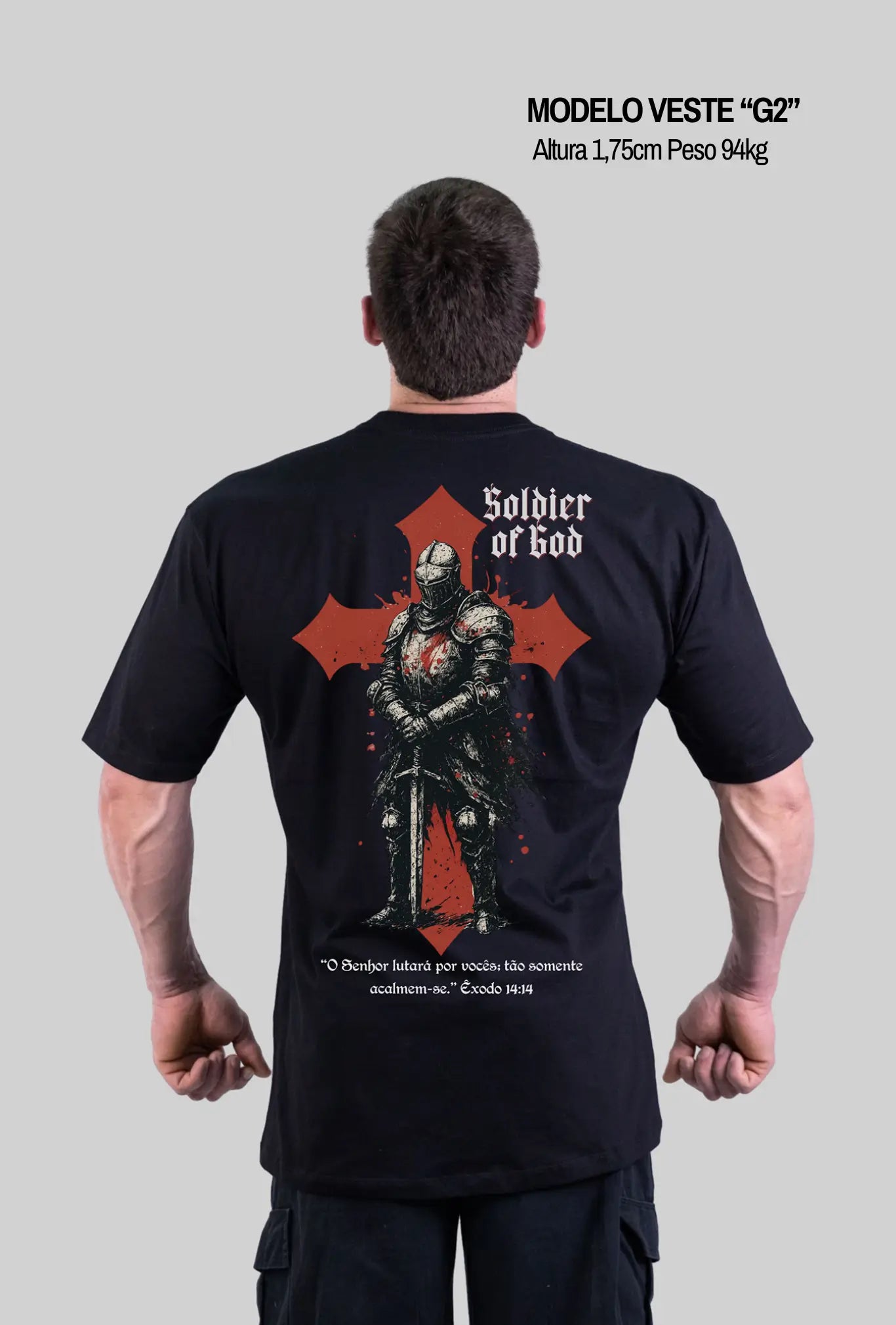 Modelo usando camiseta oversized preta Soldier of God com estampa de cavaleiro nas costas tamanho G2