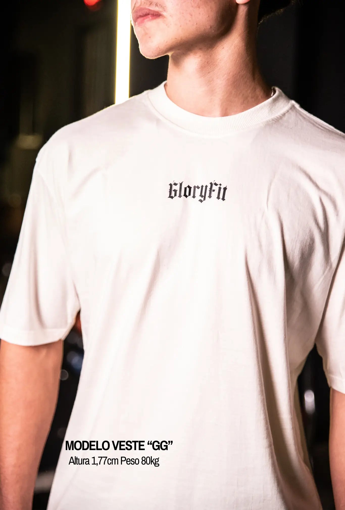 Camiseta oversized True Love GLORYFIT off white vista frontal em ambiente de academia
