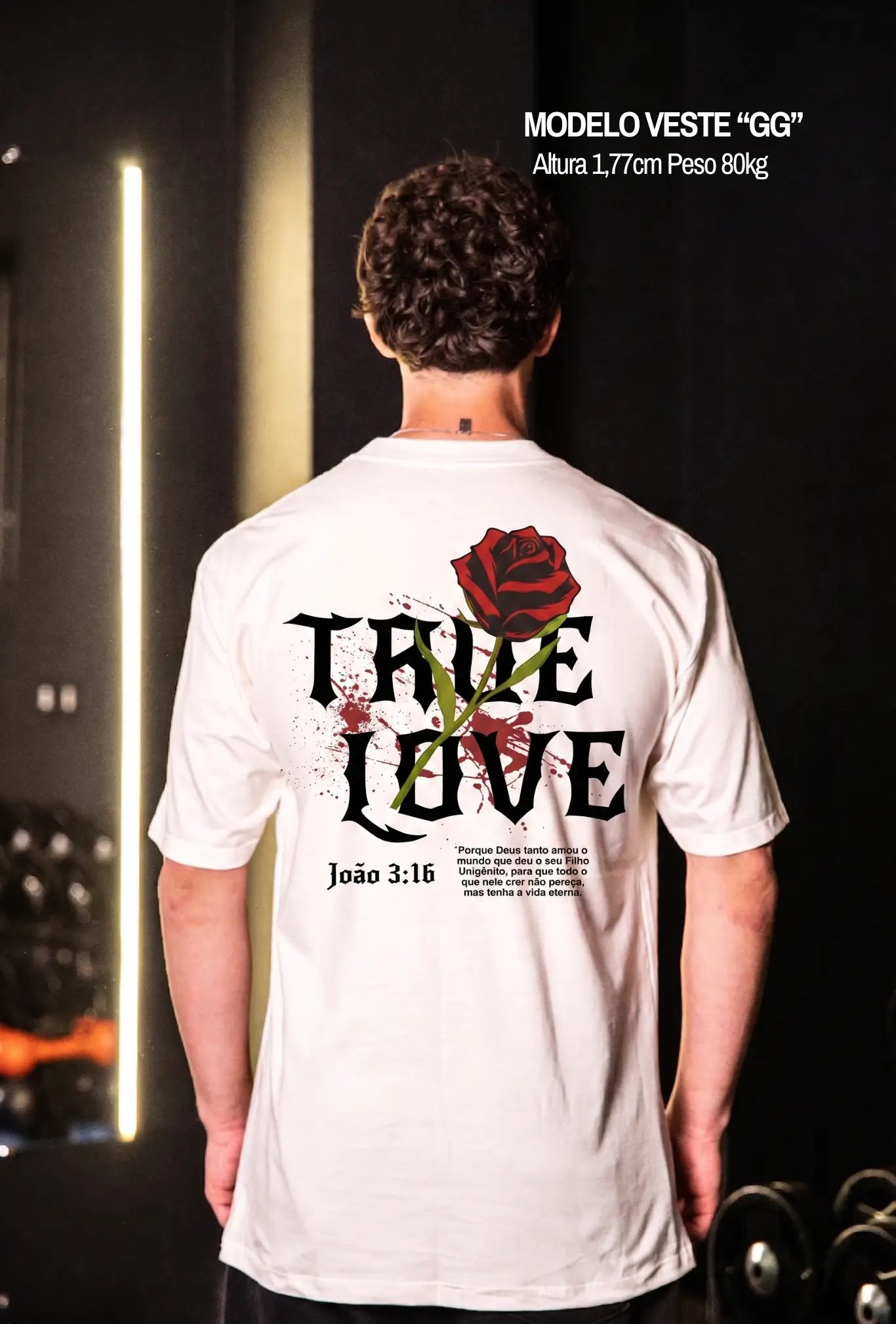 Camiseta oversized off white com estampa True Love e rosa vermelha nas costas com versículo João 3:16