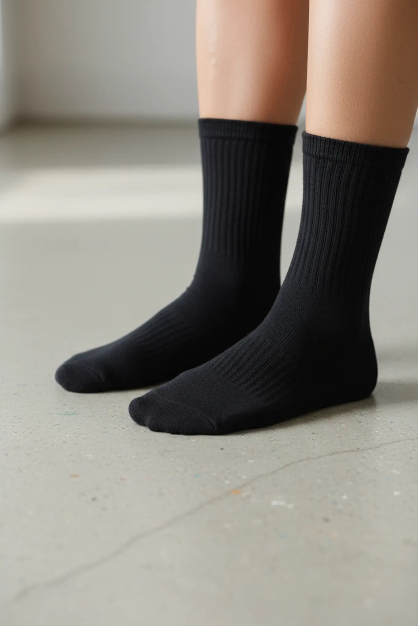 Meia cano alto GLORYFIT Performance Basic preta sendo usada no pé