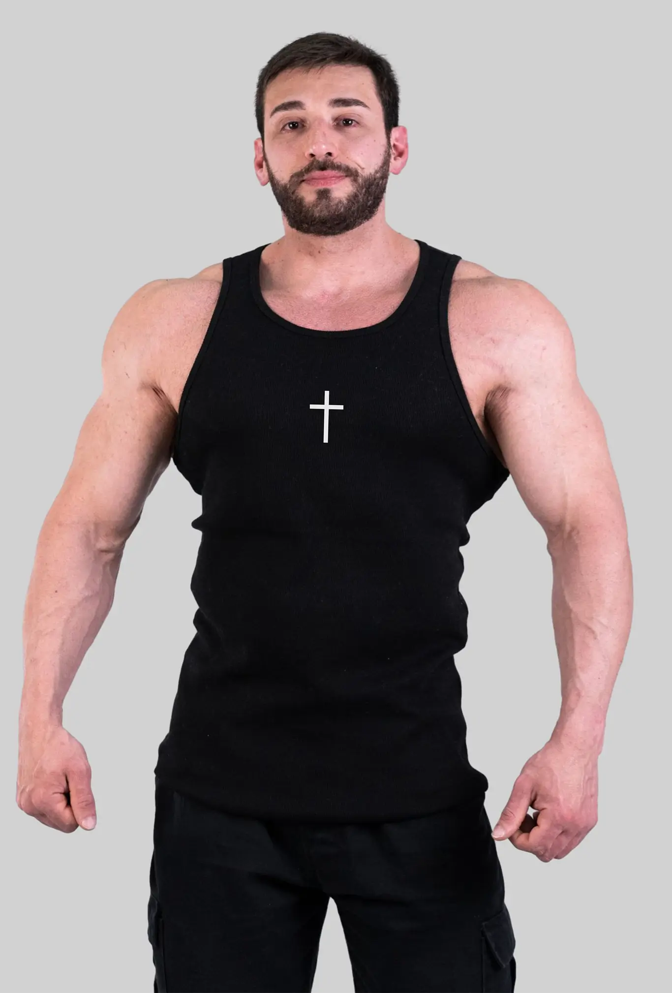 Regata canelada Christ ID preta vista de frente no modelo musculação