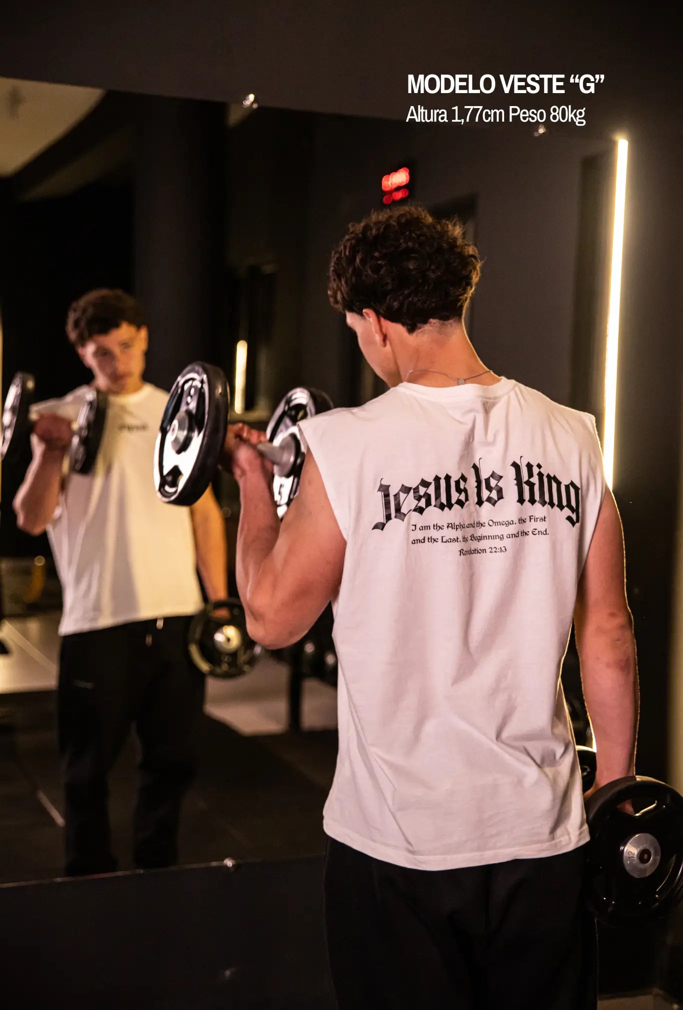 Regata Machão Jesus Is King off white GLORYFIT usada na academia vista pelas costas